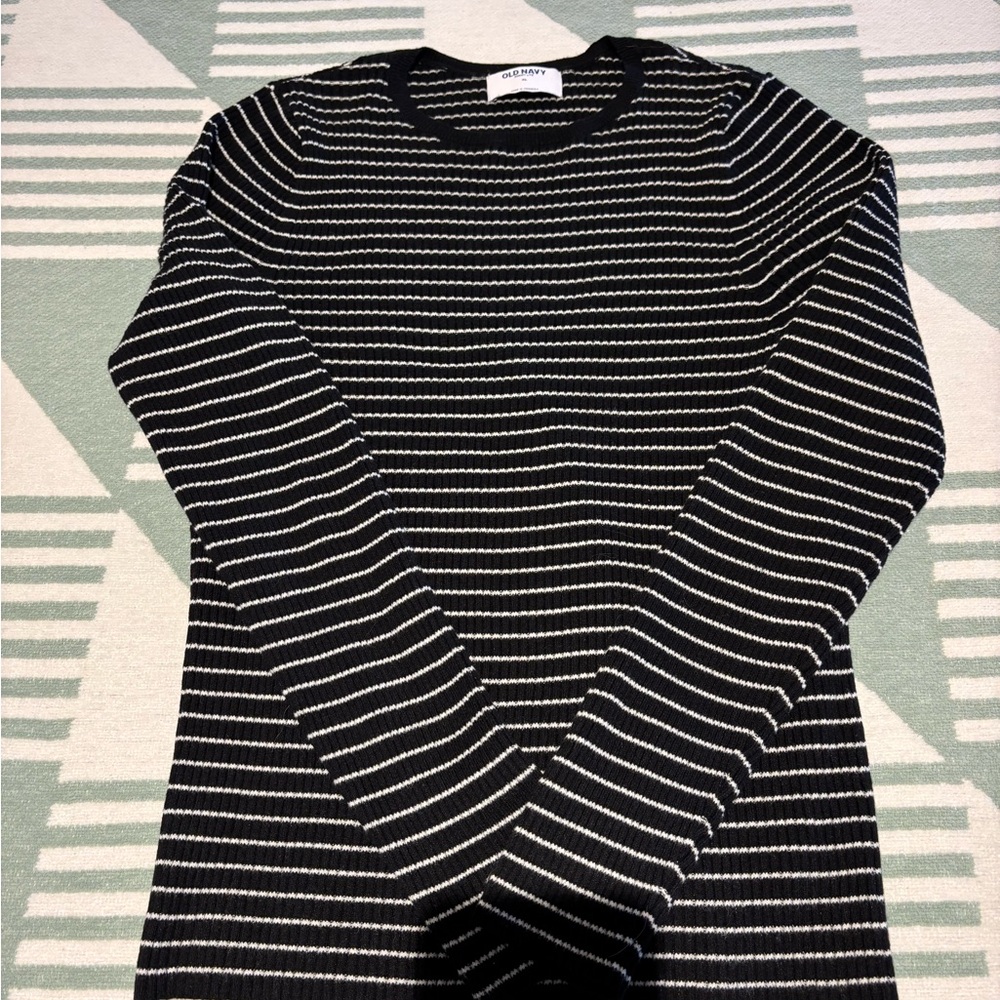 Old Navy Women's Black and White Striped Crew Neck Sweater